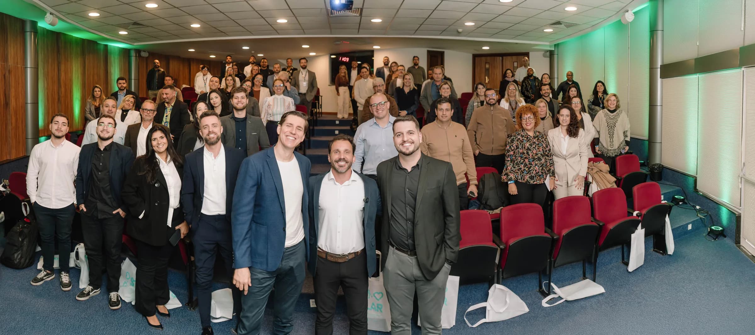 Foto de grupo da turma da 1ª edição do IMOB Experience no auditório, em Teresópolis